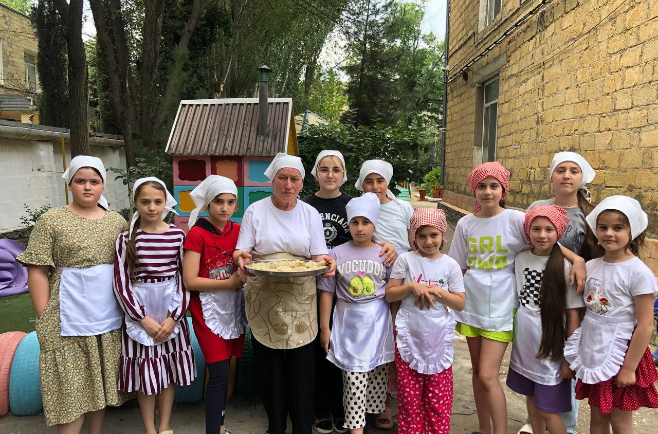 Воспитанники нашего реабилитационного центра познакомились с приготовлением традиционного блюда дагестанской кухни - курзе.